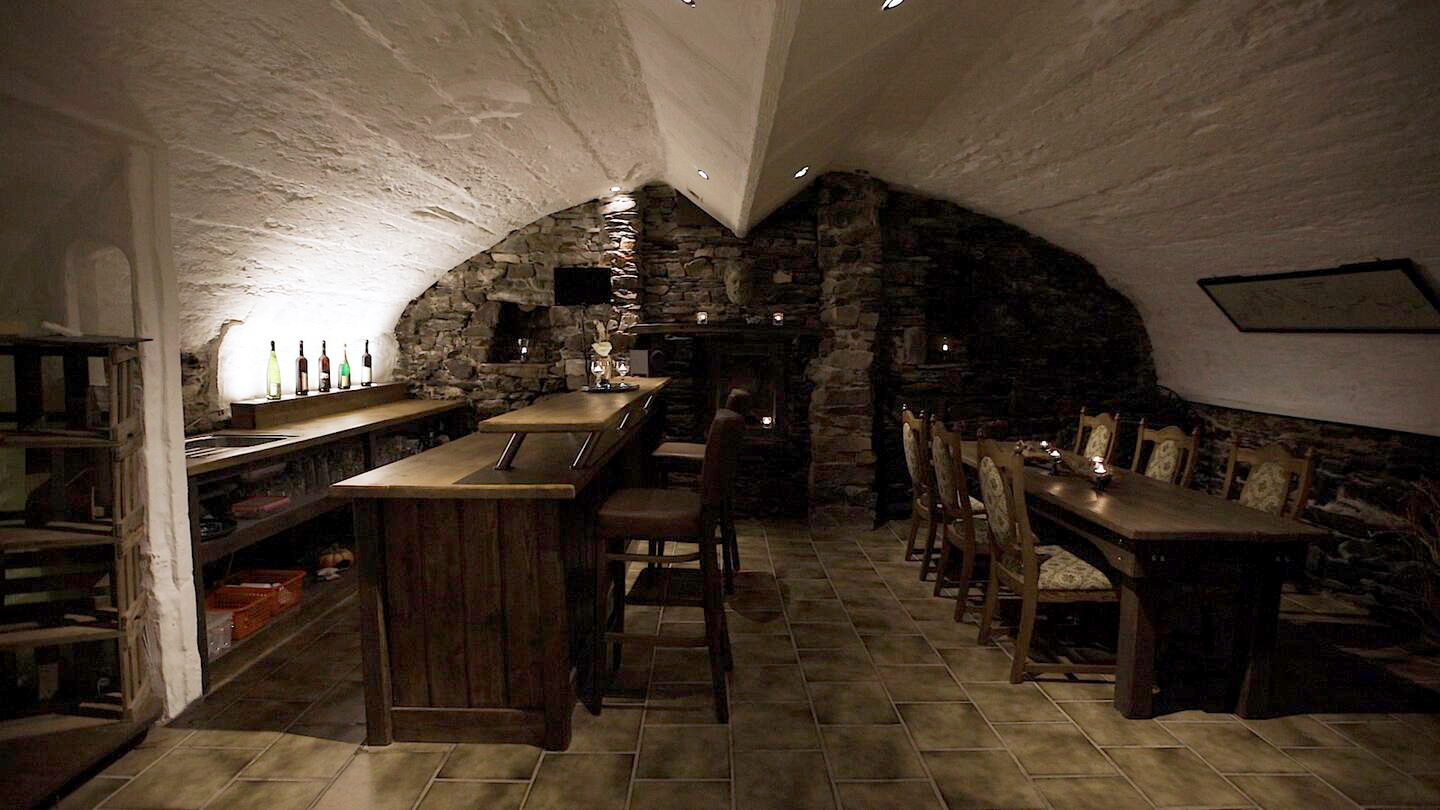 Rustikaler Weinkeller in der Villa „Alte Weinkelter“